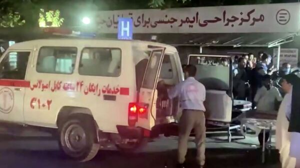 Автомобиль скорой помощи доставляет пострадавших в больницу после нападения в аэропорту Кабула (26 августа 2021). Афганистан - Sputnik Армения