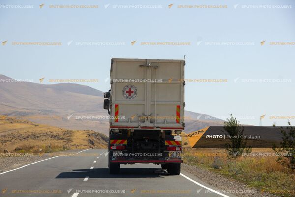 Грузовой автомобиль на автотрассе между селами Воротан и Шурнух - Sputnik Армения
