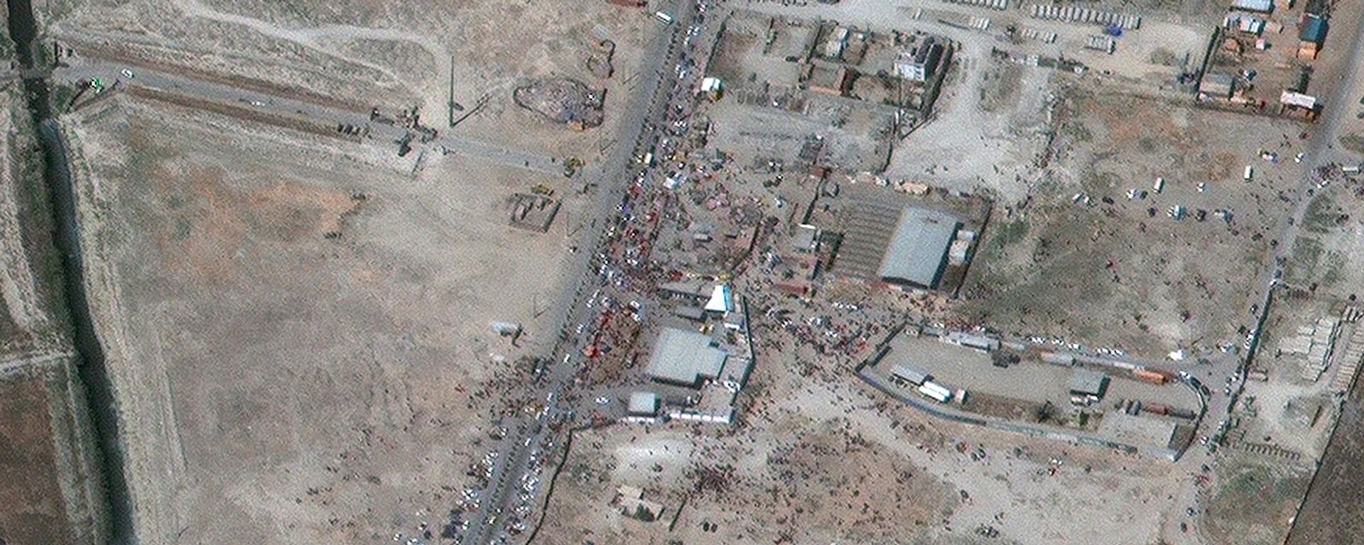 Вид толпы у северо-восточных ворот международного аэропорта имени Хамида Карза в Кабуле (27 августа 2021). Афганистан - Sputnik Արմենիա, 1920, 02.09.2021