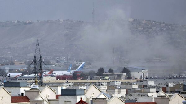 Дым от взрыва возле аэропорта в Кабуле, Афганистан - Sputnik Армения