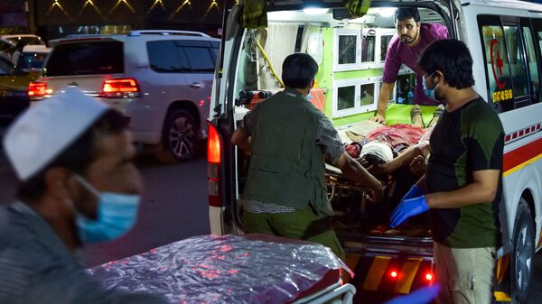 Медики помогают пострадавшим от двух мощных взрывов, произошедших в Кабуле - Sputnik Արմենիա