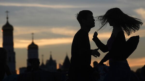 Молодые люди в парке Зарядье в Москве. - Sputnik Армения