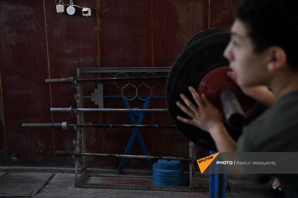 Снаряды в Ванадзорской школе тяжелой атлетики - Sputnik Армения