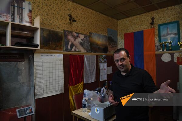 Директор Ванадзорской школы тяжелой атлетики Арен Палян показывает свой кабинет - Sputnik Армения