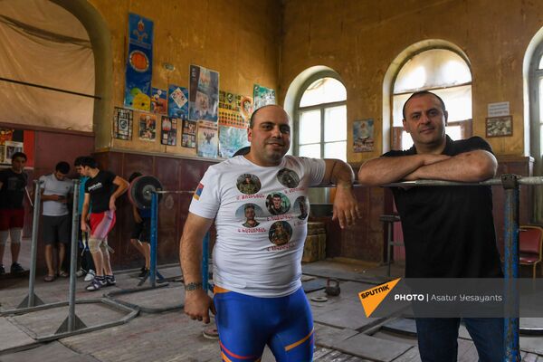 Зорик Погосян с директором спортивной школы Ареном Паляном - Sputnik Армения