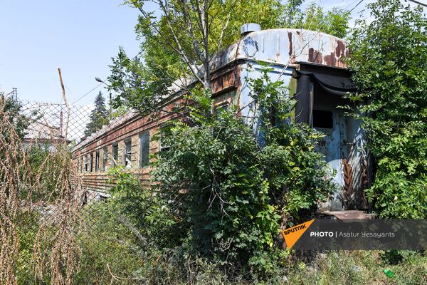 Заржавевший вагон по соседству с железнодорожной станцией Ванадзора - Sputnik Արմենիա