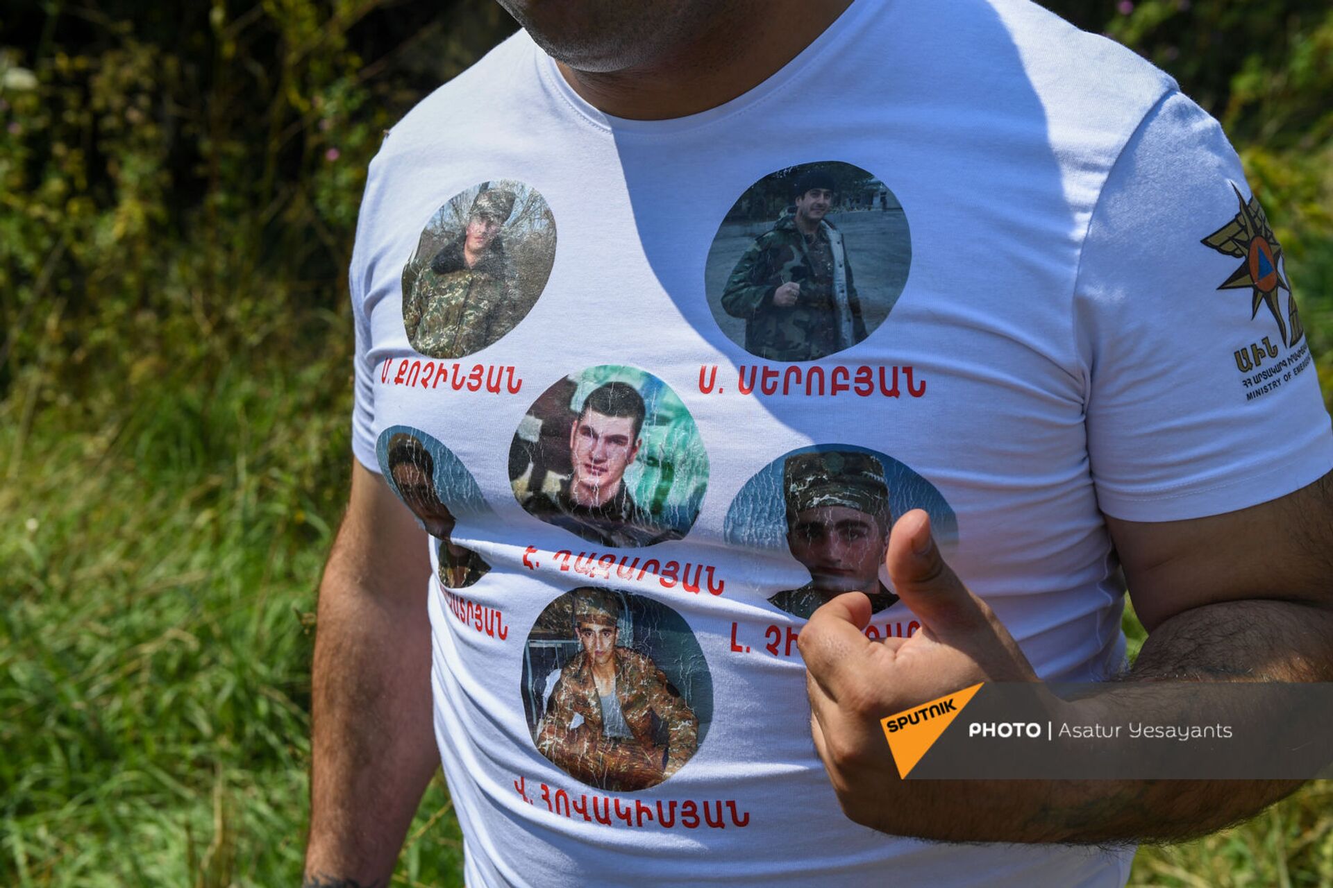 Майка Зорика Погосяна с портретами погибших героев карабахской войны - Sputnik Армения, 1920, 14.09.2021