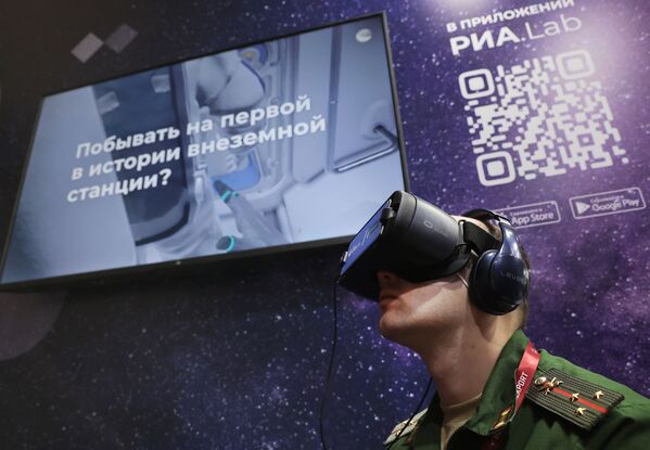 Военнослужащий в очках виртуальной реальности на стенде МИА Россия сегодня во время презентации VR-проектов RIA Lab в рамках международного военно-технического форума Армия-2021 в Московской области. - Sputnik Армения