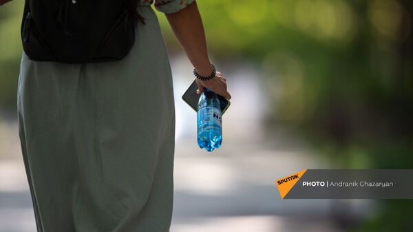 Девушка в кольцевом парке с бутылкой воды в руке - Sputnik Армения