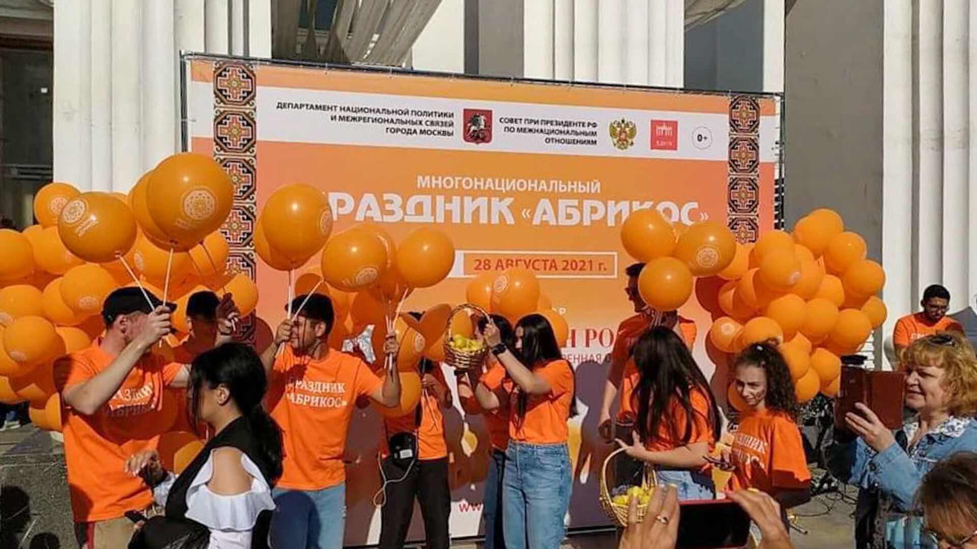 В обновленном павильоне Армения на территории ВДНХ прошел многонациональный праздник Абрикос (28 августа 2021). Москвa - Sputnik Արմենիա, 1920, 14.09.2021