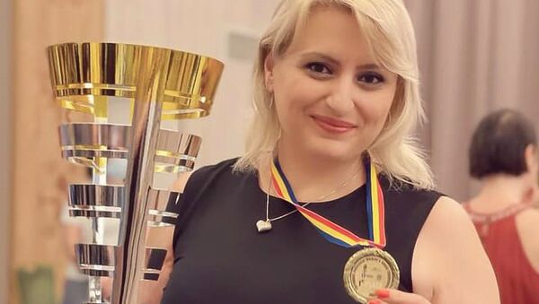 Чемпионка Европы Элина Даниелян с кубком и золотой медалью - Sputnik Армения