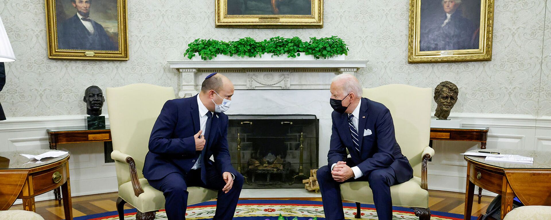 Президент США Джо Байден и премьер-министр Израиля Нафтали Беннетт беседуют во время встречи в Овальном кабинете Белого дома (27 августа 2021). Вашингтон - Sputnik Армения, 1920, 29.08.2021