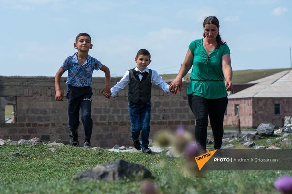 Мама и старший брат первоклассника Ваге Овсепяна подходят к кармраванской основной школе - Sputnik Армения