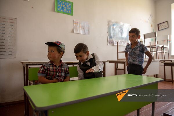 Первоклассник Ваге Овсепян с братьями в классной комнате - Sputnik Армения