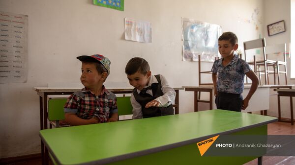 Первоклассник Ваге Овсепян с братьями в классной комнате - Sputnik Армения