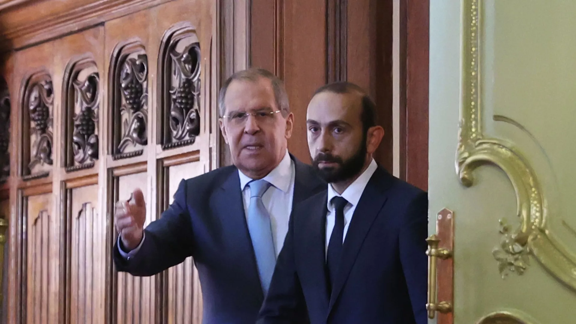 Министры иностранных дел Армении и России Арарат Мирзоян и Сергей Лавров перед началом совместной пресс-конференции по итогам встречи (31 августа 2021). Москвa Министры иностранных дел Армении и России Арарат Мирзоян и Сергей Лавров перед началом совместной пресс-конференции по итогам встречи (31 августа 2021). Москвa - Sputnik Армения, 1920, 31.08.2021
