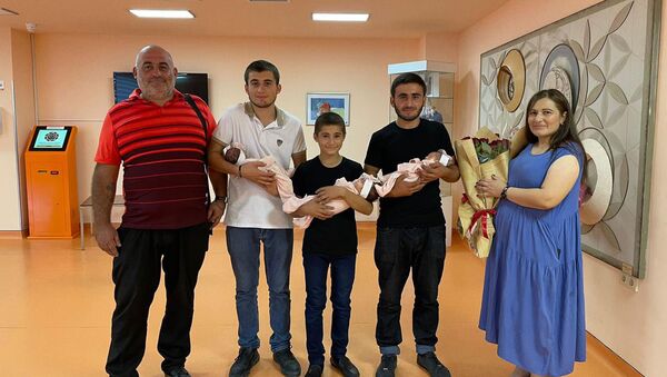 Родители и братья новорожденной тройни в МЦ Астхик - Sputnik Армения