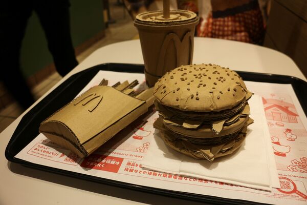 Созданная из картона еда из McDonald's японской художницы-скульптора Монами Оно в Токио․ - Sputnik Армения