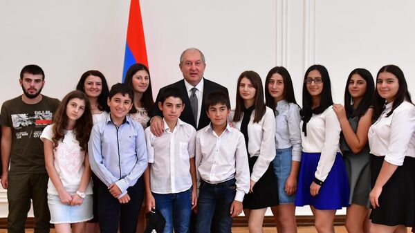 Президент Армен Саркисян в окружении школьников - Sputnik Արմենիա