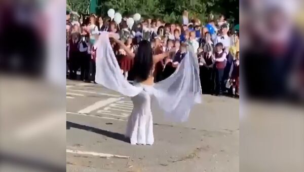 В хабаровской школе №76 учитель исполнила танец живота перед детьми на линейке, посвящённой 1 сентября. - Sputnik Արմենիա