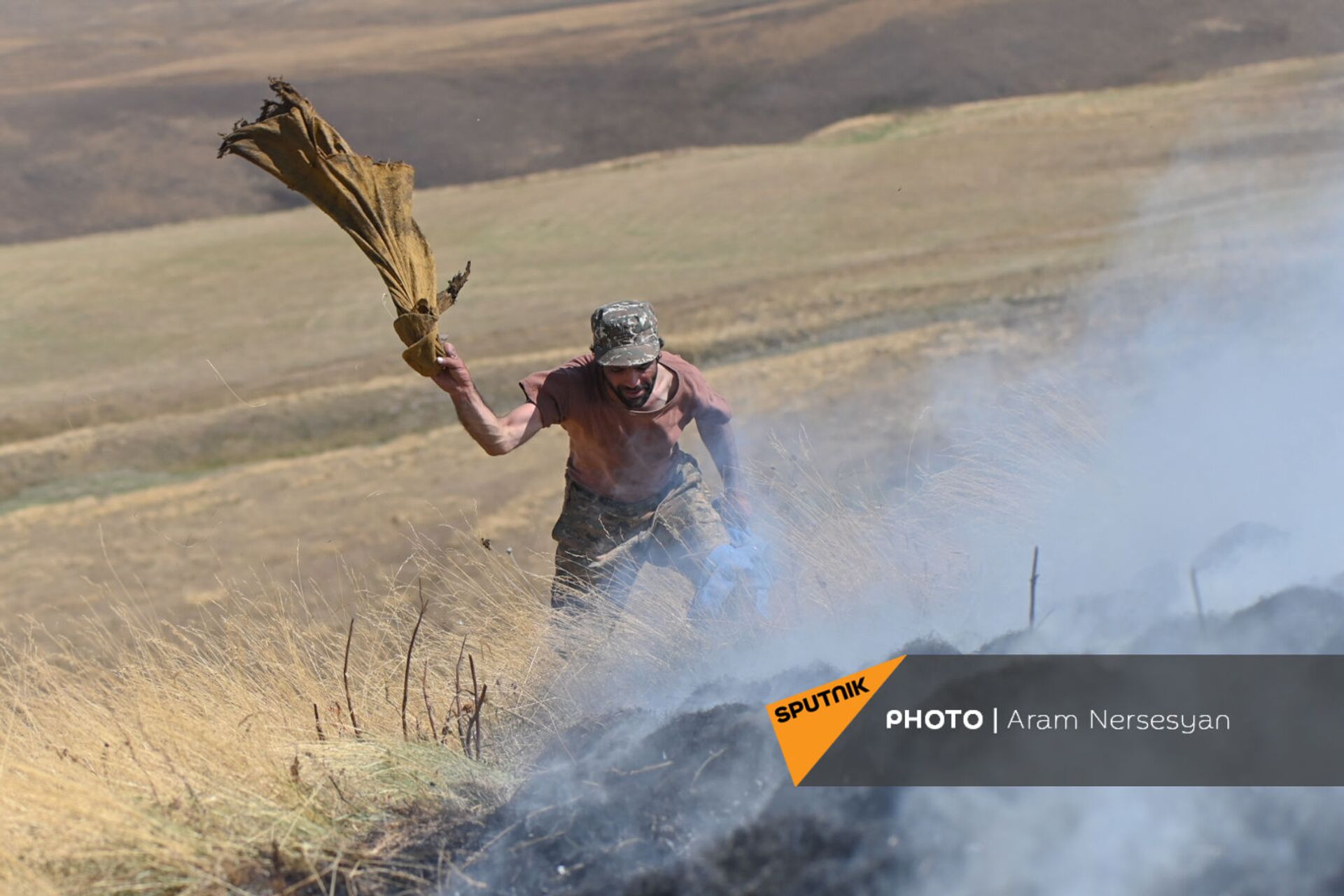 Житель приграничного села Кут во время борьбы с огнем - Sputnik Армения, 1920, 14.09.2021