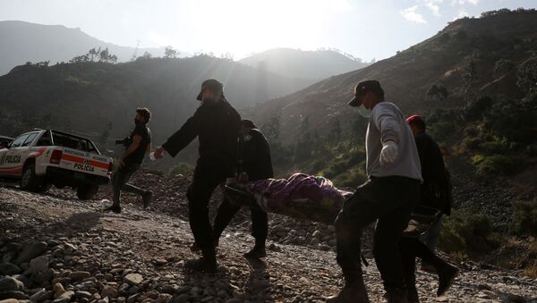 Спасатели работают на месте аварии автобуса в Матукане, Перу - Sputnik Армения