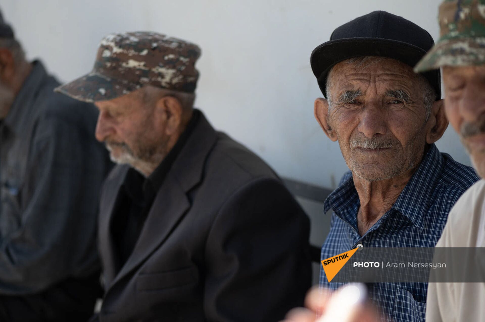 Жители села Сотк у здания сельской администрации - Sputnik Армения, 1920, 14.09.2021