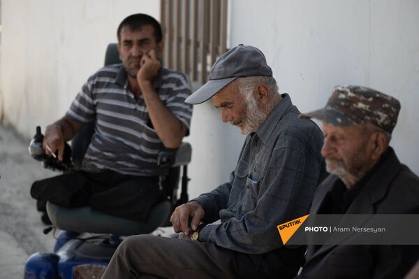 Жители села Сотк у здания сельской администрации - Sputnik Армения