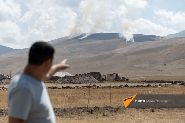 Вид на горящую траву в приграничном армянском селе Кут - Sputnik Армения