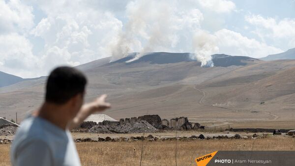 Вид на горящую траву в приграничном армянском селе Кут - Sputnik Արմենիա