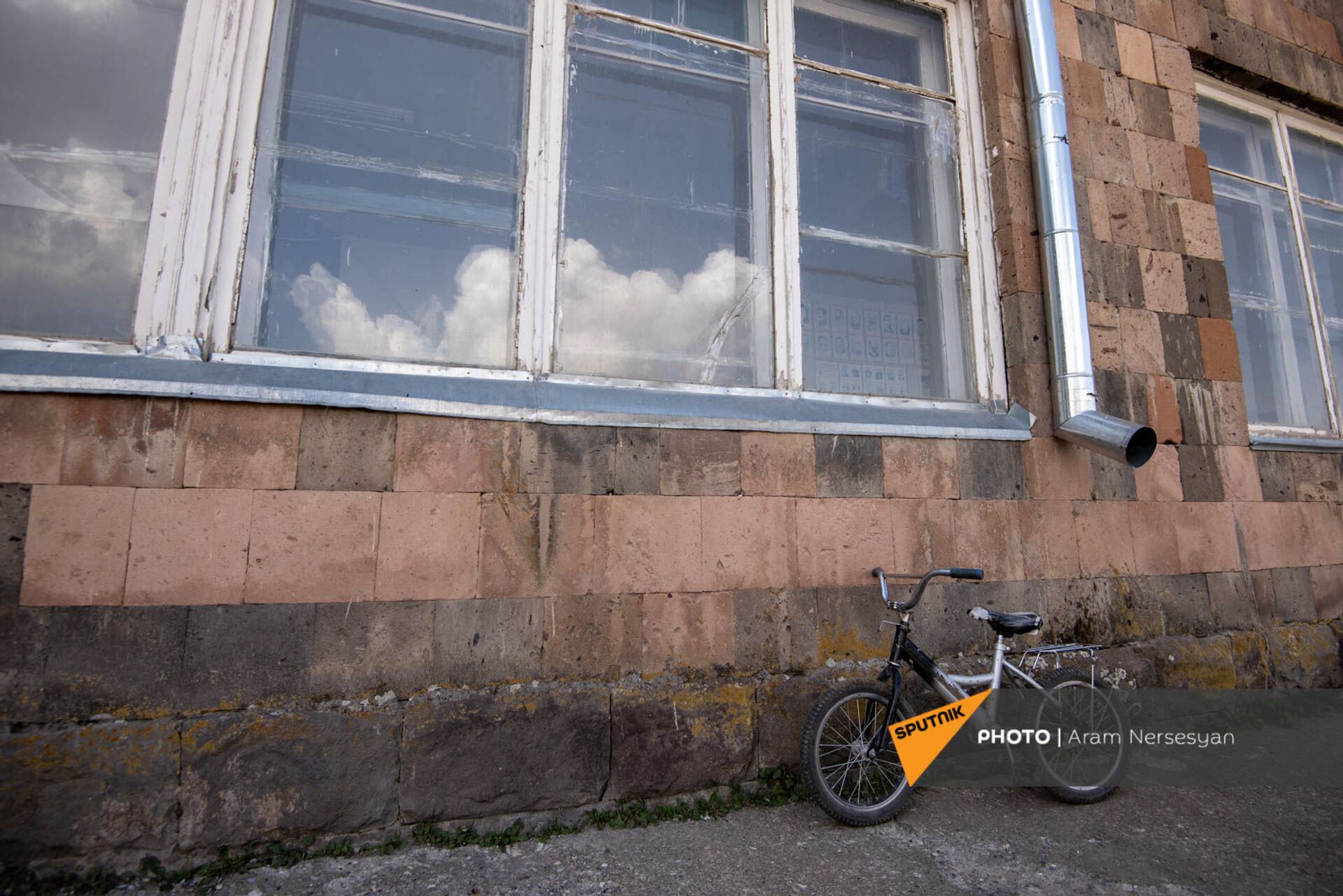 Велосипед у стены здания в селе Кут - Sputnik Армения, 1920, 14.09.2021