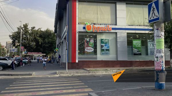 Вид с улицы на супермаркет Циран - Sputnik Արմենիա