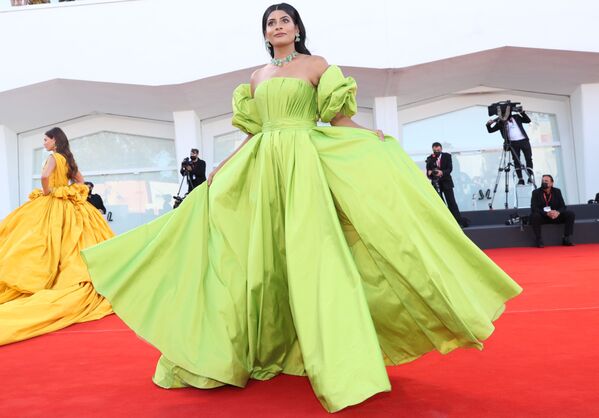 Модель индийского происхождения, основательница блога Woman of the World Фархана Боди на церемонии открытия 78-го Венецианского международного кинофестиваля. - Sputnik Армения