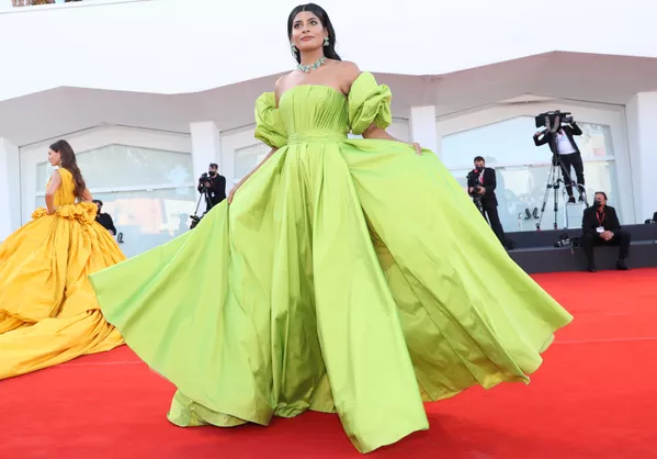 Модель индийского происхождения, основательница блога Woman of the World Фархана Боди на церемонии открытия 78-го Венецианского международного кинофестиваля. Модель индийского происхождения, основательница блога Woman of the World Фархана Боди на церемонии открытия 78-го Венецианского международного кинофестиваля. - Sputnik Армения