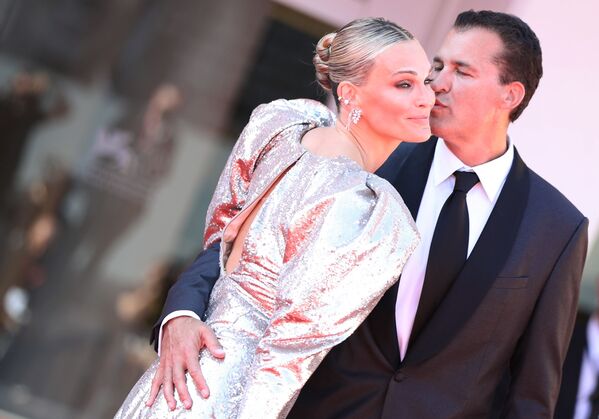Դերասանուհի Մոլի Սիմսն ու նրա ամուսին  պրոդյուսեր Սքոթ Սթուբերը Վենետիկի 78 -րդ միջազգային կինոփառատոնին - Sputnik Արմենիա