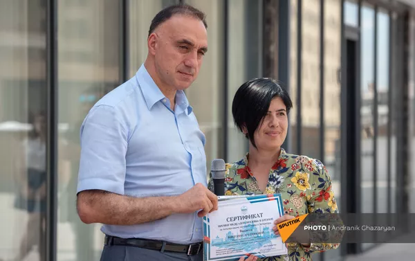 Директор МКДЦ Дом Москвы в Ереване Ваграм Карапетян и получившая стипендию Виктория Арутюнян на пресс-конференции в рамках Дней Москвы в Ереване (3 сентября 2021). Еревaн Директор МКДЦ Дом Москвы в Ереване Ваграм Карапетян и получившая стипендию Виктория Арутюнян на пресс-конференции в рамках Дней Москвы в Ереване (3 сентября 2021). Еревaн - Sputnik Армения