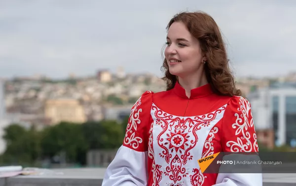 Победительница конкурса Синяя птица Юлия Малинова по окончании пресс-конференции в рамках Дней Москвы в Ереване (3 сентября 2021). Еревaн Победительница конкурса Синяя птица Юлия Малинова по окончании пресс-конференции в рамках Дней Москвы в Ереване (3 сентября 2021). Еревaн - Sputnik Армения