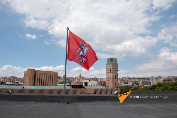 Флаг Москвы на крыше МКДЦ Дом Москвы в Ереване - Sputnik Армения
