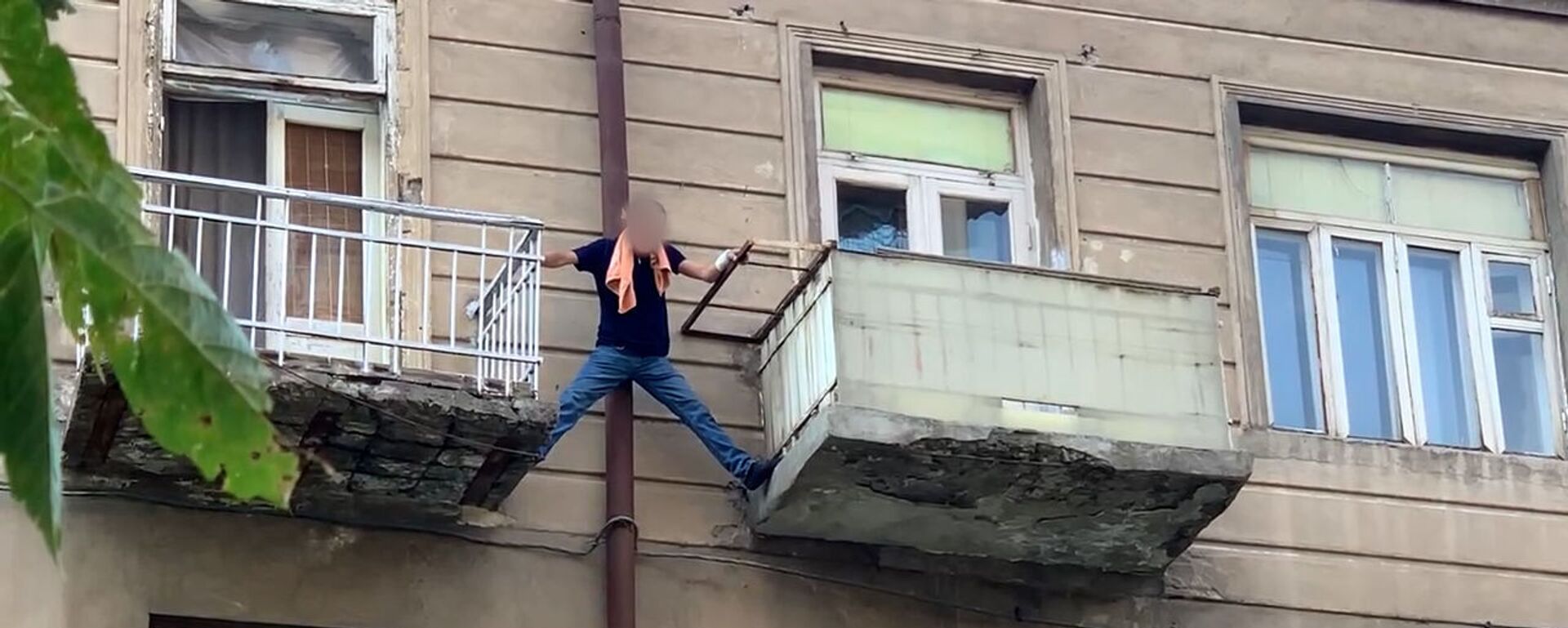 Ինքնասպանության փորձ Երևանում. տղամարդը սպառնում է ցած նետվել պատշգամբից - Sputnik Արմենիա, 1920, 03.09.2021