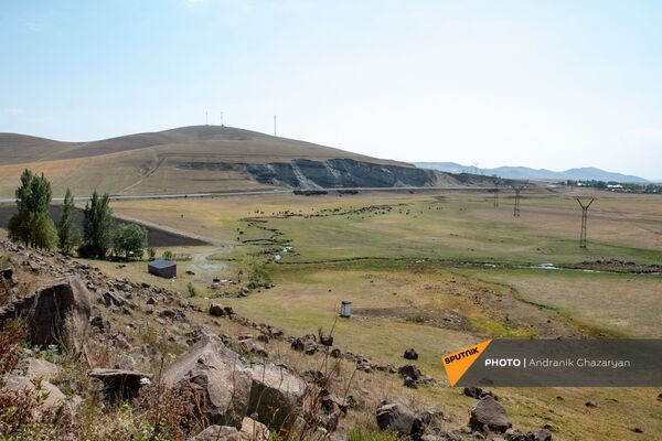 Пастбище близ села Покрашен Ширакской области - Sputnik Армения