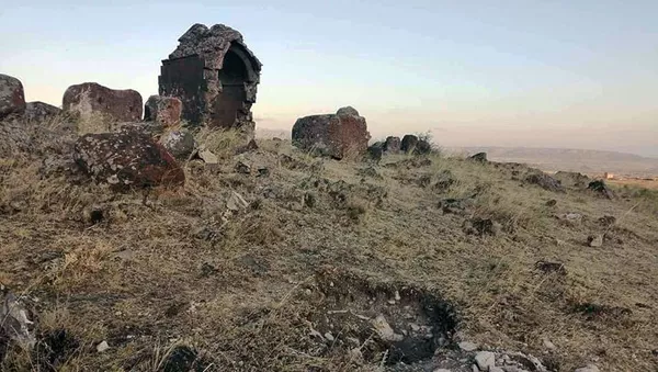 Территория памятника Зоравару (Сурб Теодорос) в общине Зораван Котайкской области - Sputnik Армения