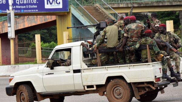 Военнослужащие Вооруженных сил Гвинеи проезжают через центральный район Калум в Конакри после того, как была слышна непрерывная стрельба (5 сентября 2021). Гвинея - Sputnik Армения