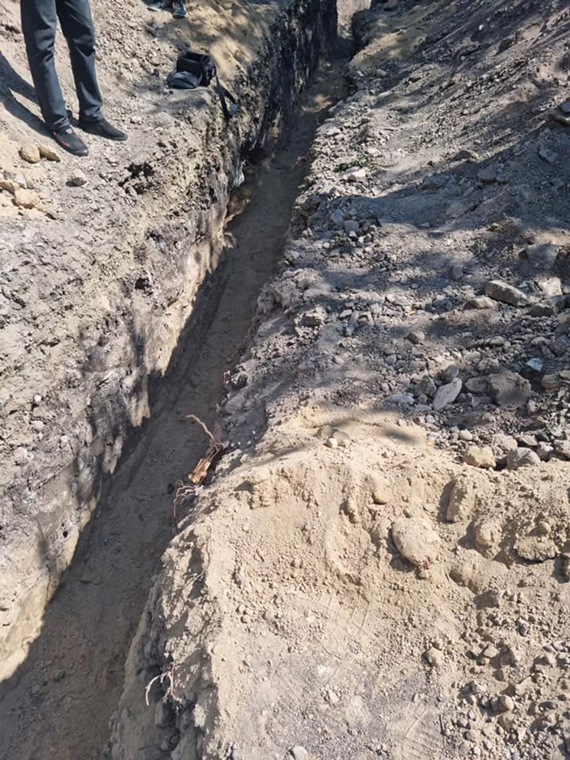 Водопроводный ров в Ванадзоре, в котором найдены исторические артефакты Водопроводный ров в Ванадзоре, в котором найдены исторические артефакты - Sputnik Армения, 1920, 14.09.2021