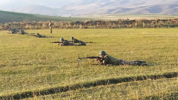 Армянские военнослужащие во время практических занятий - Sputnik Армения