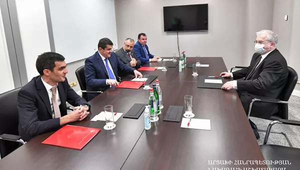 Президент Араик Арутюнян встретился с российским сопредседателем Минской группы ОБСЕ Игорем Ховаевым (6 сентября 2021). Степанакерт - Sputnik Армения