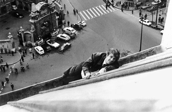 Жан-Поля Бельмондо на парижской крыше во время съемок фильма «Страх над городом», 1975 год  - Sputnik Армения