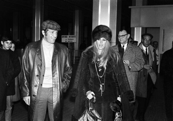 Жан-Поль Бельмондо и Урсула Андресс прибывают в аэропорт Ниццы, 1968 год  - Sputnik Армения