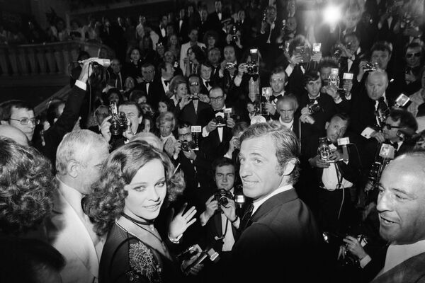 Французский актер Жан-Поль Бельмондо и итальянская актриса Лаура Антонелли на показе фильма Ставинский, 1974 год - Sputnik Армения