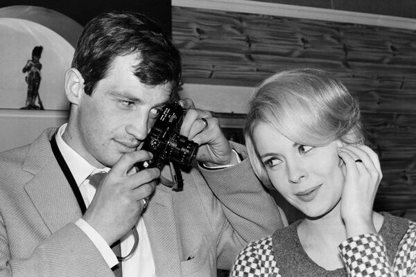 Ժան Պոլ Բելմոնդոն լուսանկարում է ամերիկացի դերասանուհի Ջին Սեբերգին. 1964 թ. - Sputnik Արմենիա