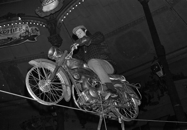 Жан-Поль Бельмондо репетирует свое выступление на мотоцикле в Цирке Медрано в Париже, 1963-й год - Sputnik Армения